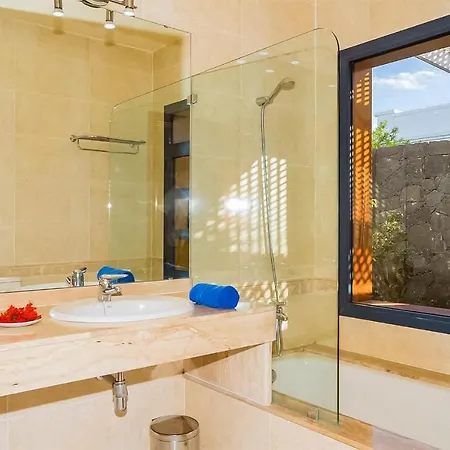 Beautiful In Playa Blanca With Outdoor Swimming Pool, Wifi And Heated Swimming Pool 2 Ferienhaus *